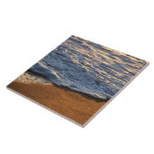 Schuimgolf op het strand van de oceaan tegeltje (Zijkant)