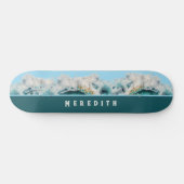 Schuimig Cresting Blauw Groen Strand Golven met Na Persoonlijk Skateboard (Horizontaal)