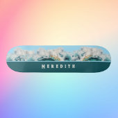 Schuimig Cresting Blauw Groen Strand Golven met Na Persoonlijk Skateboard