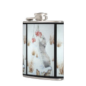 Schuine muis en rode bessen sneeuwen heupfles (Links)