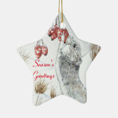 Schuine muis en rode bessen sneeuwen keramisch ornament (Rechts)