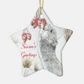 Schuine muis en rode bessen sneeuwen keramisch ornament (Links)