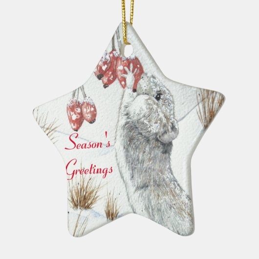 Schuine muis en rode bessen sneeuwen keramisch ornament (Links)