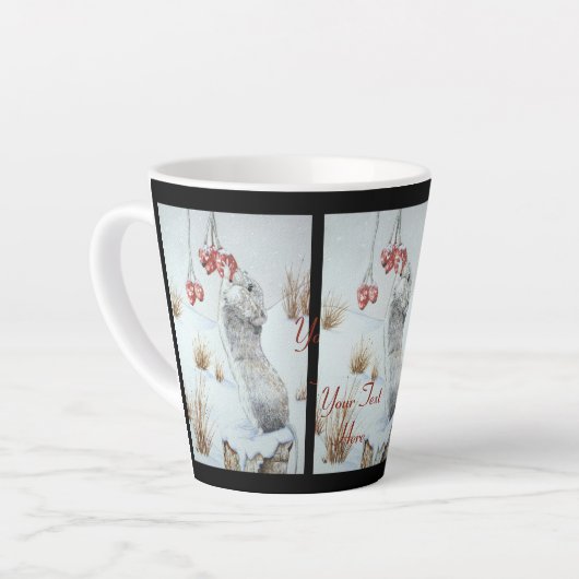 Schuine muis en rode bessen sneeuwen latte mok (Linkerhoek)