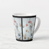 Schuine muis en rode bessen sneeuwen latte mok (Rechterhoek)