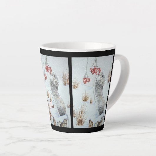 Schuine muis en rode bessen sneeuwen latte mok (Rechterhoek)