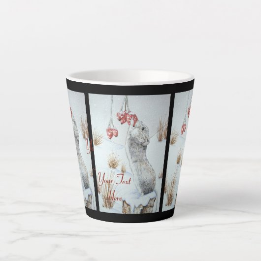 Schuine muis en rode bessen sneeuwen latte mok (Voorkant)