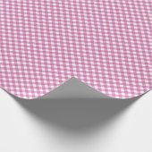 Schuine roze en witte gingham cadeaupapier (Hoek)