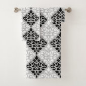 Schuiven Damask Patroon B&W op grijs Bad Handdoek (Insitu)