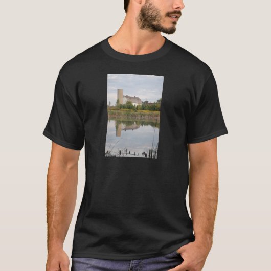 Schuur Weerspiegeld in het Water T-shirt (Voorkant)