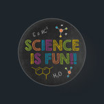 Science Birthday Party | Wetenschap is Fun Ronde Button 3,2 Cm<br><div class="desc">Science Birthday Party | Wetenschap is Fun Button - Doe je labjas aan en maak je klaar voor explosieve lol! Het is de perfecte decoratieve aanraking voor je wetenschapsfeestje. Geen tests of experimenten nodig, deze knop geeft ze allemaal door met vliegende kleuren. Deze funky knop maakt deel uit van het...</div>