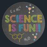 Science Birthday Party | Wetenschap is Fun Ronde Sticker<br><div class="desc">Science Birthday Party | Wetenschap is Fun Sticker - Deze sticker maakt deel uit van ons geweldige collectie van verjaardagsfeestjes. Een geweldige sticker van een wetenschapsfeestje om je te versieren voor je superwetenschapsfeest. Pak je labjas en kom bij ons voor een explosief plezier!!</div>