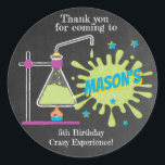 Science Birthday Party | Wetenschap is Fun Ronde Sticker<br><div class="desc">Science Birthday Party | Wetenschap is Fun Sticker - Zet je labjas aan en ben klaar voor explosieve lol! Het is de perfecte aanraking voor je wetenschapsfeestje. Geen tests of experimenten nodig, deze geweldige sticker passeert ze allemaal met vliegende kleuren. Deze sticker maakt deel uit van ons collectie van een...</div>