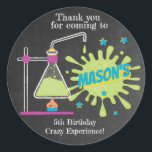 Science Birthday Party | Wetenschap is Fun Ronde Sticker<br><div class="desc">Science Birthday Party | Wetenschap is Fun Sticker - Zet je labjas aan en ben klaar voor explosieve lol! Het is de perfecte aanraking voor je wetenschapsfeestje. Geen tests of experimenten nodig, deze geweldige sticker passeert ze allemaal met vliegende kleuren. Deze sticker maakt deel uit van ons collectie van een...</div>