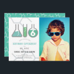 Science Experiment White Green Boy Foto Birthday Kaart<br><div class="desc">Deze coole "verjaardagsexperiment" uitnodiging voor een wetenschaps-verjaardagsfeestje bevat een witte achtergrond met kolven en een reageerbuis. De achterkant heeft een blauwgroen achtergrond met molecuulpatronen. Pas uw wensen aan. In mijn winkel kun je passende producten vinden.</div>
