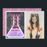 Science Flask Krijtbord Meisje Roze Fotoverjaardag Kaart<br><div class="desc">Deze coole "pak je labjas" wetenschap verjaardag experiment party foto uitnodiging voor meisjes is voorzien van een krijtbord / schoolbord achtergrond met een kolf omlijst door een witte rand. De achterkant heeft een roze achtergrond met moleculepatronen. Personaliseer voor uw behoeften. U kunt bijpassende producten vinden in mijn winkel.</div>