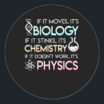 Science Lover Moves Biology Stinks Chemistry Ronde Sticker<br><div class="desc">Het grappige cadeau voor Science Lover, het ontwerp van de quote 'Science Lover Moves Biology Stinks Chemistry' is beschikbaar op shirt, hoodie, sweatshirt, mok en nog veel meer accessoires zonder dat er een minimumbestelling vereist is. Het is ook gemakkelijk om voor zich aan te passen door op 'Aanpassen' te klikken...</div>