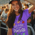Science Nerd Outer Space Girl die van planeten hou T-shirt<br><div class="desc">Verklaar uw passie voor iedereen om met dit 'Een meisje dat van Planeten houdt' te zien,  met de hemelse illustratie. Ideaal om met vrienden of tijd van het jaar rond te hangen en voor meisjes die graag het zonnestelsel en de astronomie bestuderen</div>