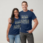 Science Teacher Hero Humor Nieuwigheid T-shirt<br><div class="desc">Ik ben dan wel geen held,  maar ik ben een Science Teacher zo dichtbij genoeg humoristische woordkunst in sans-serif en doodle cross-hatch lettertekens in wit en goudgeel met twee verontruste accentsterren.</div>