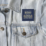Science Teacher Hero Humor Nieuwigheid Vierkante Button 5,1 Cm<br><div class="desc">Ik ben dan wel geen held,  maar ik ben een Science Teacher zo dichtbij genoeg humoristische woordkunst in sans-serif en doodle cross-hatch lettertekens in wit en goudgeel met twee verontruste accentsterren.</div>