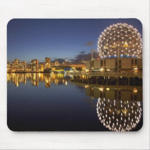 Science World en CBD weerspiegeld in False Creek, Muismat