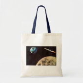 Sciencefiction uit het verleden, Raketschip boven  Tote Bag (Voorkant)