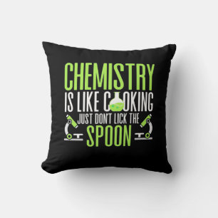 Scientist Gift   Chemie is als koken Kussen