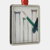 Scientist Holding spuit Metalen Ornament (Rechts)