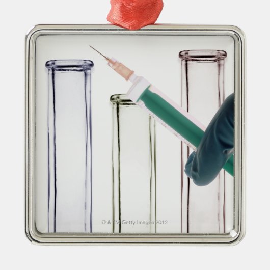 Scientist Holding spuit Metalen Ornament (Voorkant)