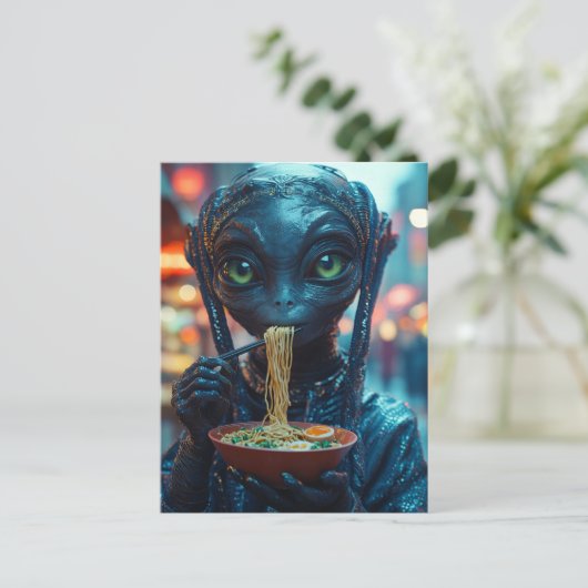 Scifi Alien Eating Ramen Briefkaart (Staand voorkant)