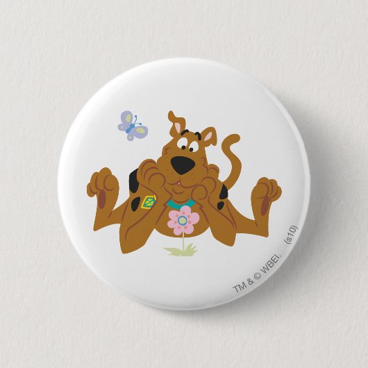 Scooby-Doo Admiring Flower Ronde Button 5,7 Cm (Voorkant)
