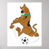 Scooby-Doo Kicking Voetbal Poster (Voorkant)