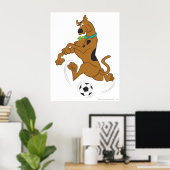 Scooby-Doo Kicking Voetbal Poster (Thuiskantoor)