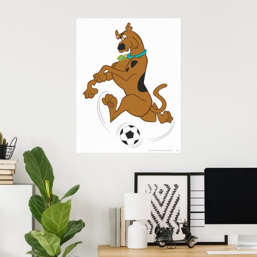Scooby-Doo Kicking Voetbal Poster (Thuiskantoor)