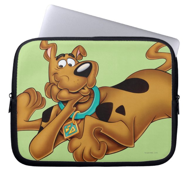 Scooby-Doo Lying Down Laptop Sleeve (Voorkant)