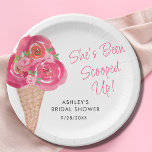Scooped Up Ice Cream Vrijgezellenfeest gepersonali Papieren Bordje<br><div class="desc">Dit vrijgezellenfeesten bord met ijsthema is versierd met waterverf bloemstukken en een ijskegel. In de tekst staat "She's been scoopup!" in stijlvolle roze typografie. Gemakkelijk aan te passen. Gebruik het ontwerpgereedschap om de tekstgrootte, -stijl of -kleur te wijzigen. Als we creëer ons kunstwerk zullen je dit exacte afbeelding van andere...</div>