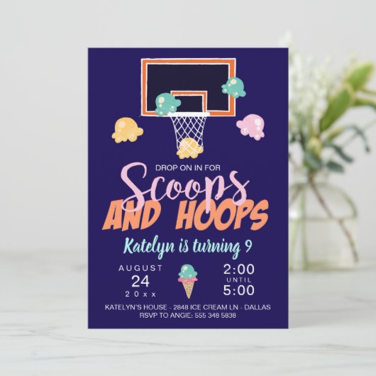 Scoops and Hoops Meisjes Basketbal Uitnodiging (Staand voorkant)