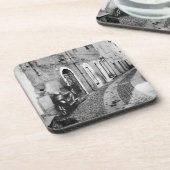 Scooter in een straat in Italië, zwart-wit Bier Onderzetter (Linkerzijde)