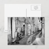 Scooter in een straat in Italië, zwart-wit Briefkaart (Voorkant / Achterkant)