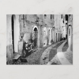 Scooter in een straat in Italië, zwart-wit Briefkaart