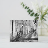 Scooter in een straat in Italië, zwart-wit Briefkaart (Staand voorkant)