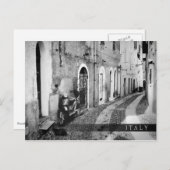 Scooter in een straat in Italië, zwart-wit Briefkaart (Voorkant / Achterkant)