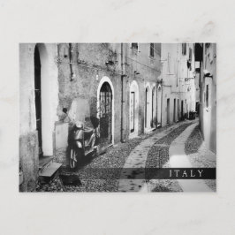 Scooter in een straat in Italië, zwart-wit Briefkaart