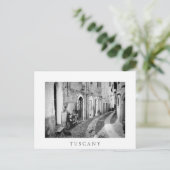 Scooter in een straat in Italië, zwart-wit Briefkaart (Staand voorkant)