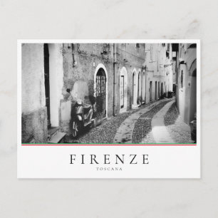 Scooter in een straat in Italië, zwart-wit Briefkaart