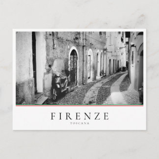 Scooter in een straat in Italië, zwart-wit Briefkaart