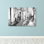 Scooter in een straat in Italië, zwart-wit Canvas Afdruk (Insitu (Houten vloer))