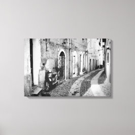 Scooter in een straat in Italië, zwart-wit Canvas Afdruk