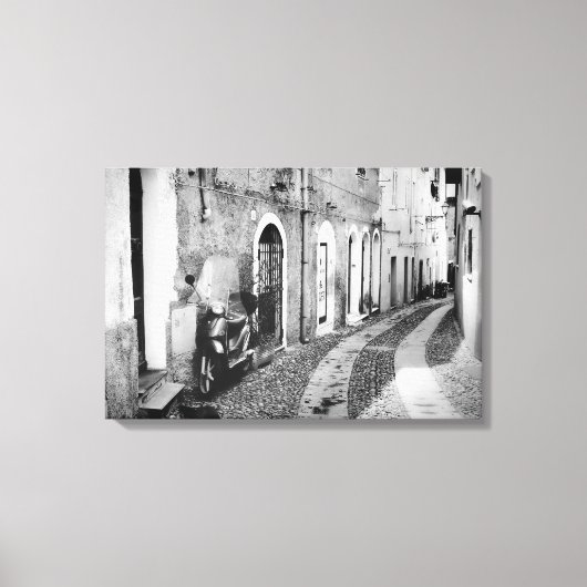 Scooter in een straat in Italië, zwart-wit Canvas Afdruk (Voorkant)