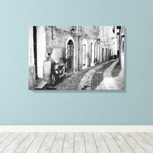 Scooter in een straat in Italië, zwart-wit Canvas Afdruk (Insitu (Houten vloer))